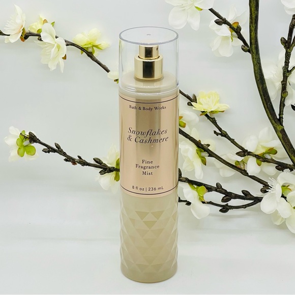 Bath and Body Works Snowflakes & Cashmere 3-Piece Gift Box Set - Picture 4 of 10